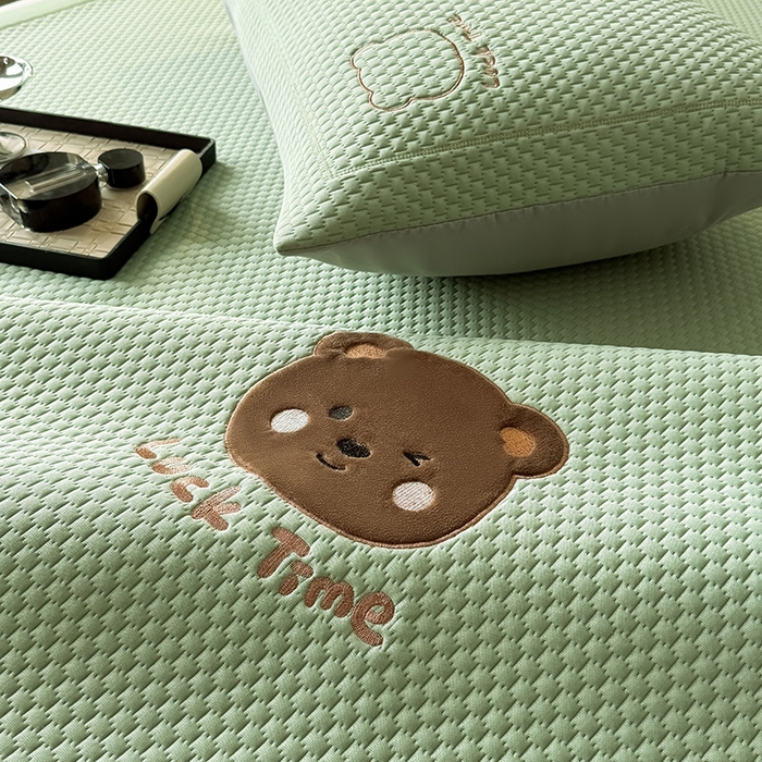 91家纺网 家纺一手货源 找家纺 全季家居 2025新款A类乙纶PE调皮熊贴布绣系列凉豆豆席凉席席子 床席款-水绿