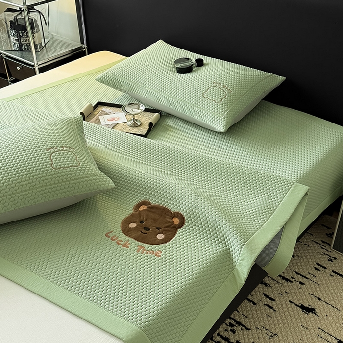 91家纺网 家纺一手货源 找家纺 全季家居 2025新款A类乙纶PE调皮熊贴布绣系列凉豆豆席凉席席子 床席款-水绿