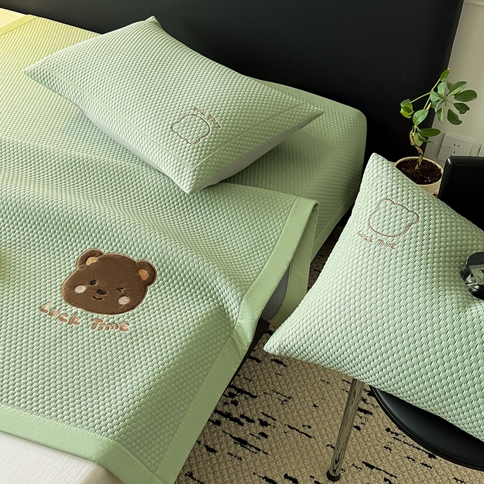 91家纺网 家纺一手货源 找家纺 全季家居 2025新款A类乙纶PE调皮熊贴布绣系列凉豆豆席凉席席子 床席款-水绿