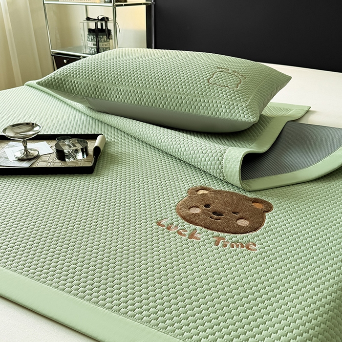 91家纺网 家纺一手货源 找家纺 全季家居 2025新款A类乙纶PE调皮熊贴布绣系列凉豆豆席凉席席子 床席款-水绿
