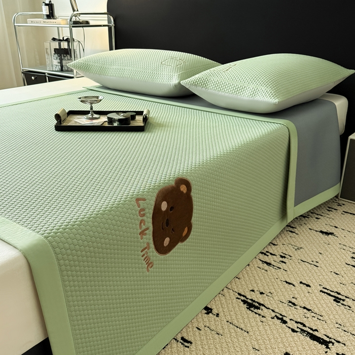91家纺网 家纺一手货源 找家纺 全季家居 2025新款A类乙纶PE调皮熊贴布绣系列凉豆豆席凉席席子 床席款-水绿
