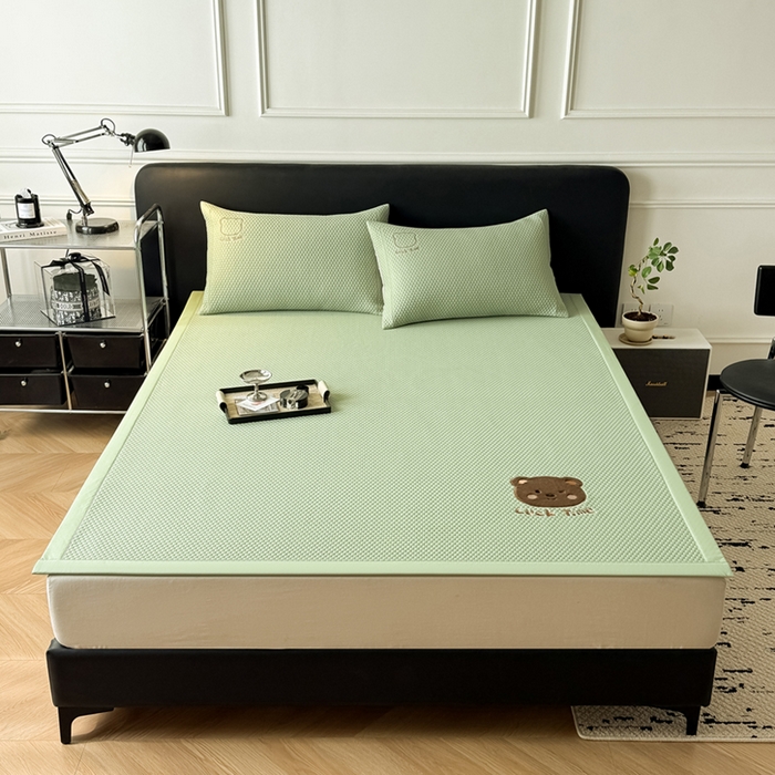 91家纺网 家纺一手货源 找家纺 全季家居 2025新款A类乙纶PE调皮熊贴布绣系列凉豆豆席凉席席子 床席款-水绿