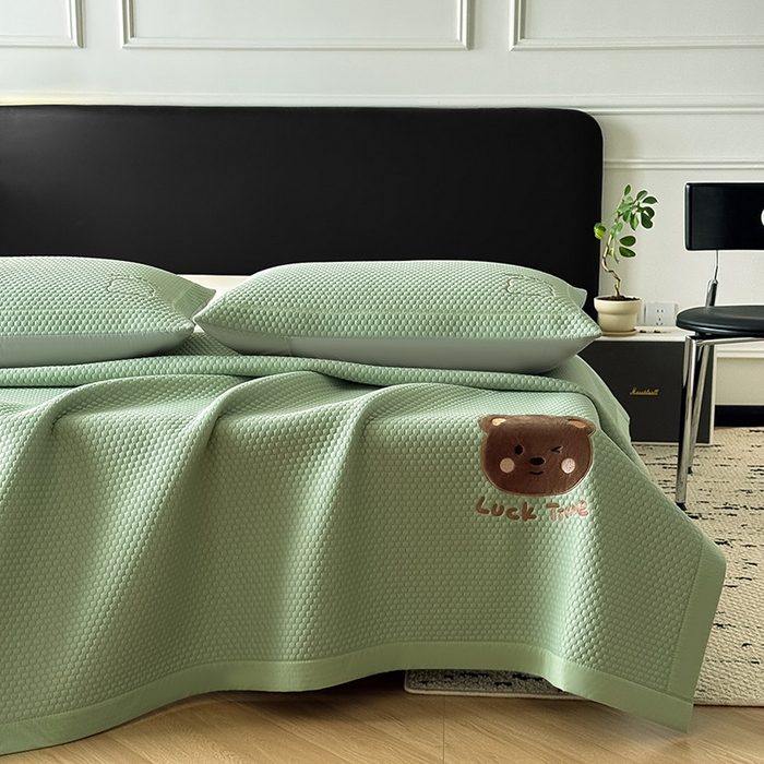91家纺网 家纺一手货源 找家纺 全季家居 2025新款A类乙纶PE调皮熊贴布绣系列凉豆豆席凉席席子 床席款-水绿