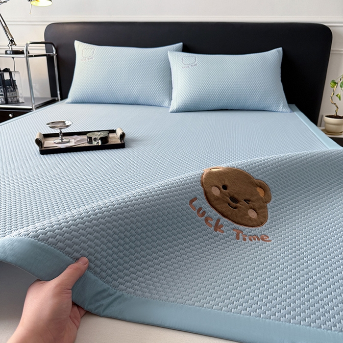 91家纺网 家纺一手货源 找家纺 全季家居 2025新款A类乙纶PE调皮熊贴布绣系列凉豆豆席凉席席子 床席款-天蓝