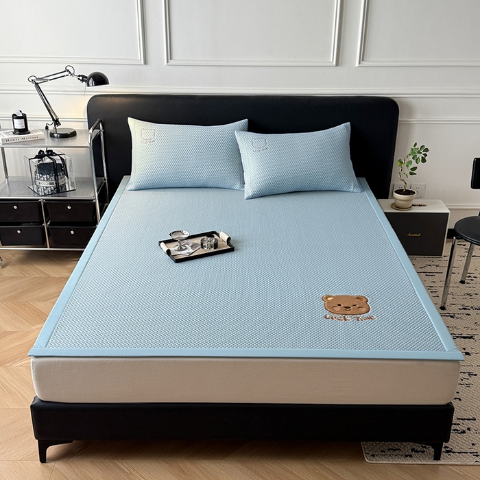 91家纺网 家纺一手货源 找家纺 全季家居 2025新款A类乙纶PE调皮熊贴布绣系列凉豆豆席凉席席子 床席款-天蓝