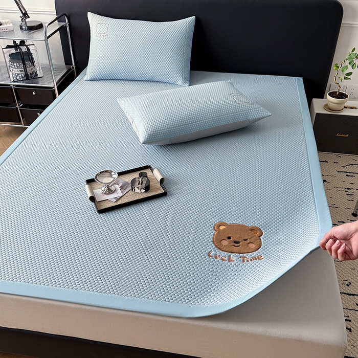 91家纺网 家纺一手货源 找家纺 全季家居 2025新款A类乙纶PE调皮熊贴布绣系列凉豆豆席凉席席子 床席款-天蓝