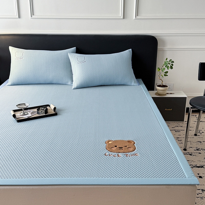 91家纺网 家纺一手货源 找家纺 全季家居 2025新款A类乙纶PE调皮熊贴布绣系列凉豆豆席凉席席子 床席款-天蓝
