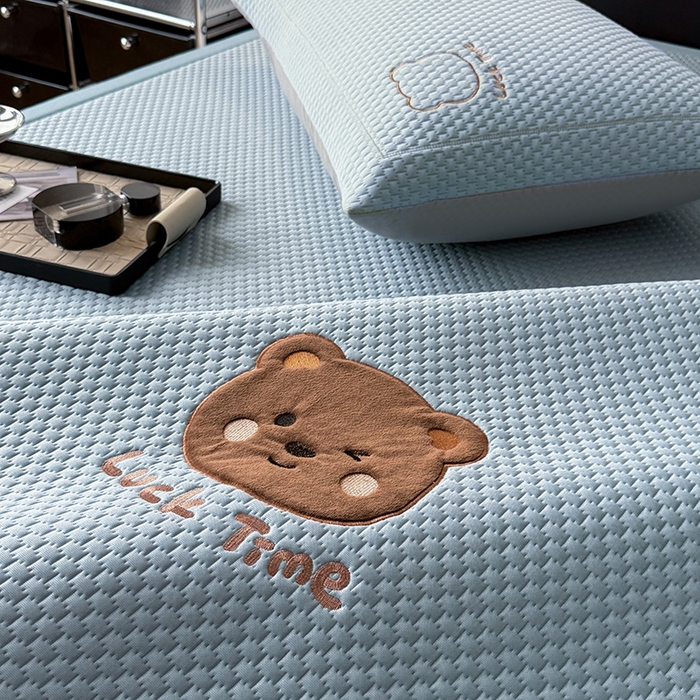 91家纺网 家纺一手货源 找家纺 全季家居 2025新款A类乙纶PE调皮熊贴布绣系列凉豆豆席凉席席子 床席款-天蓝