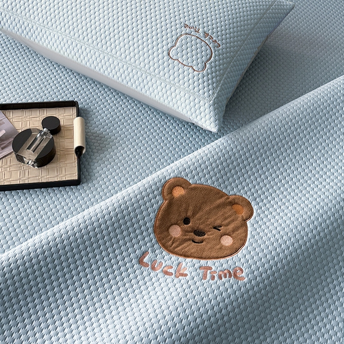 91家纺网 家纺一手货源 找家纺 全季家居 2025新款A类乙纶PE调皮熊贴布绣系列凉豆豆席凉席席子 床席款-天蓝