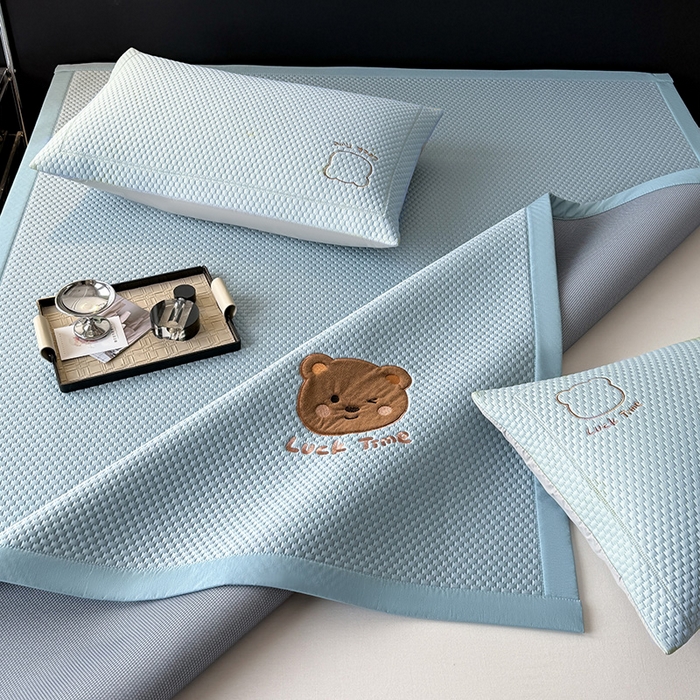 91家纺网 家纺一手货源 找家纺 全季家居 2025新款A类乙纶PE调皮熊贴布绣系列凉豆豆席凉席席子 床席款-天蓝