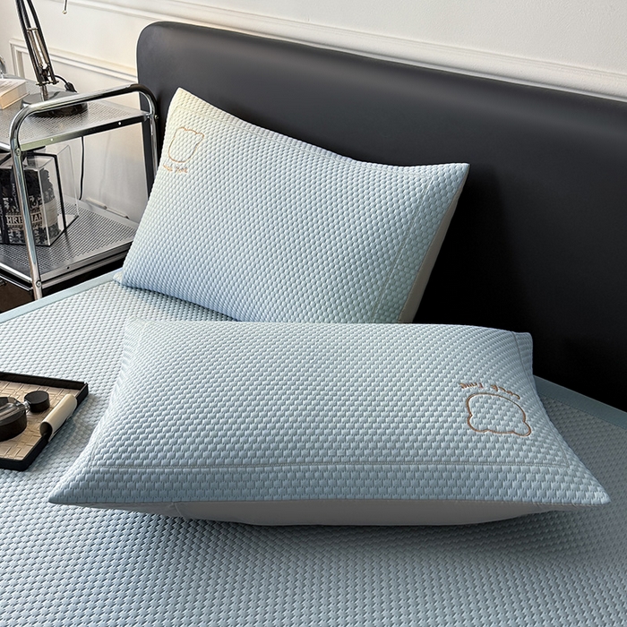 91家纺网 家纺一手货源 找家纺 全季家居 2025新款A类乙纶PE调皮熊贴布绣系列凉豆豆席凉席席子 床席款-天蓝