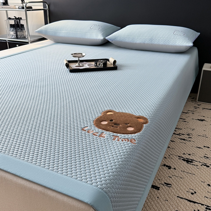 91家纺网 家纺一手货源 找家纺 全季家居 2025新款A类乙纶PE调皮熊贴布绣系列凉豆豆席凉席席子 床席款-天蓝