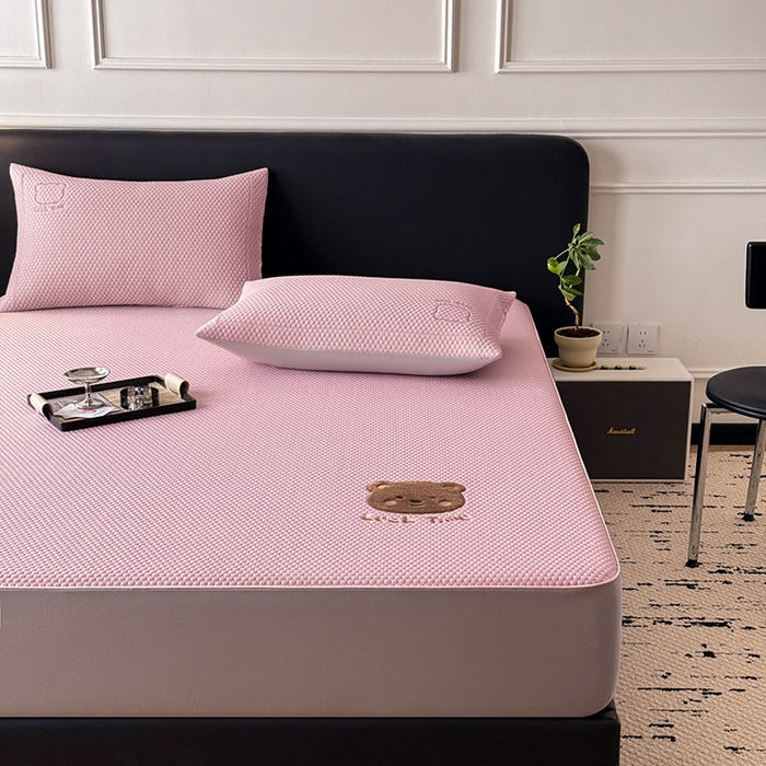 91家纺网 家纺一手货源 找家纺 全季家居 2025新款A类乙纶PE调皮熊贴布绣系列凉豆豆席凉席席子 床笠款-淡粉