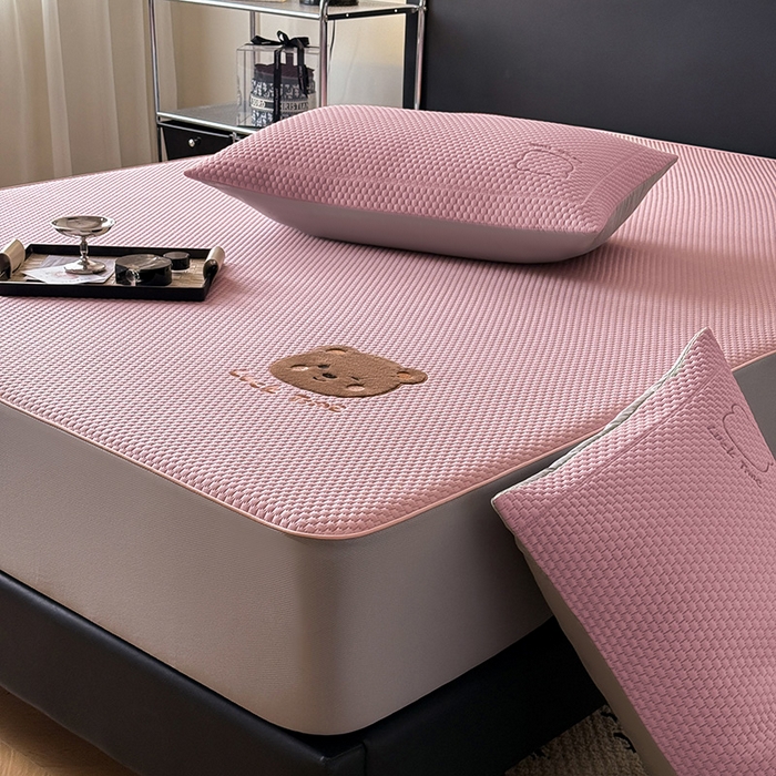 91家纺网 家纺一手货源 找家纺 全季家居 2025新款A类乙纶PE调皮熊贴布绣系列凉豆豆席凉席席子 床笠款-淡粉