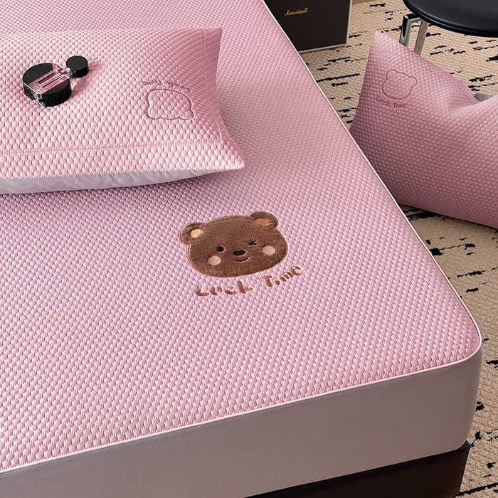 91家纺网 家纺一手货源 找家纺 全季家居 2025新款A类乙纶PE调皮熊贴布绣系列凉豆豆席凉席席子 床笠款-淡粉