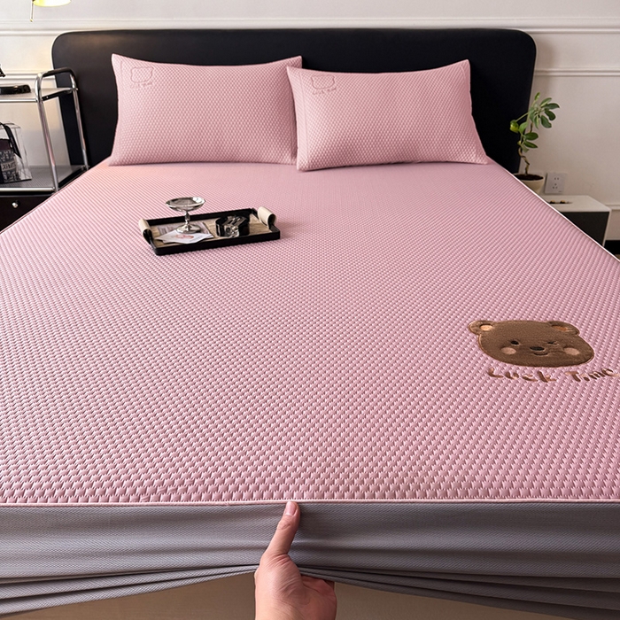 91家纺网 家纺一手货源 找家纺 全季家居 2025新款A类乙纶PE调皮熊贴布绣系列凉豆豆席凉席席子 床笠款-淡粉