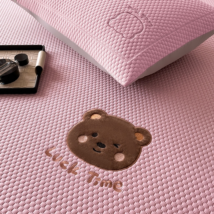 91家纺网 家纺一手货源 找家纺 全季家居 2025新款A类乙纶PE调皮熊贴布绣系列凉豆豆席凉席席子 床笠款-淡粉