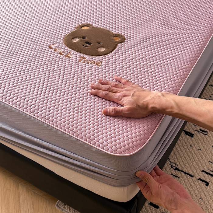 91家纺网 家纺一手货源 找家纺 全季家居 2025新款A类乙纶PE调皮熊贴布绣系列凉豆豆席凉席席子 床笠款-淡粉