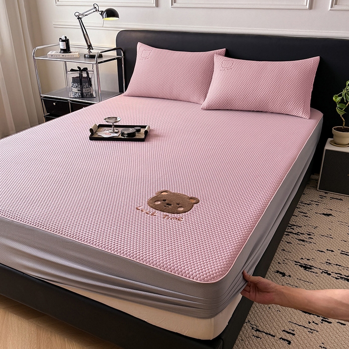 91家纺网 家纺一手货源 找家纺 全季家居 2025新款A类乙纶PE调皮熊贴布绣系列凉豆豆席凉席席子 床笠款-淡粉