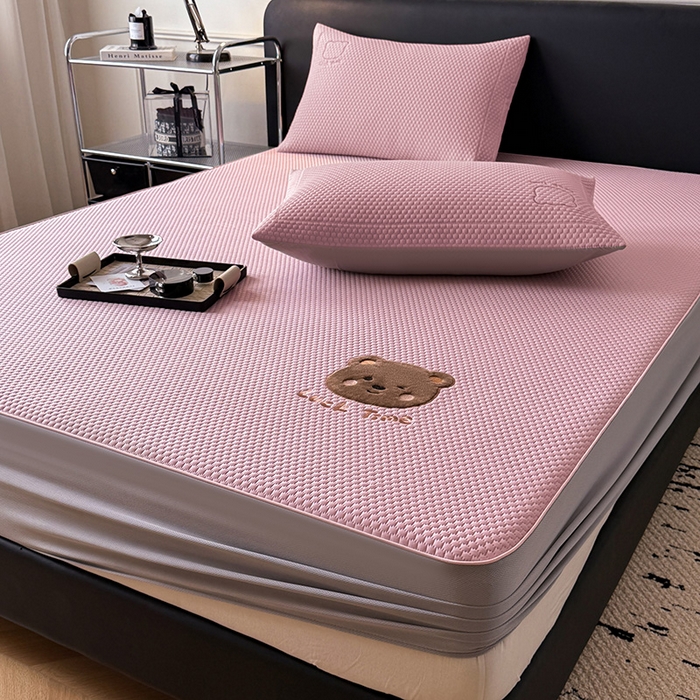 91家纺网 家纺一手货源 找家纺 全季家居 2025新款A类乙纶PE调皮熊贴布绣系列凉豆豆席凉席席子 床笠款-淡粉