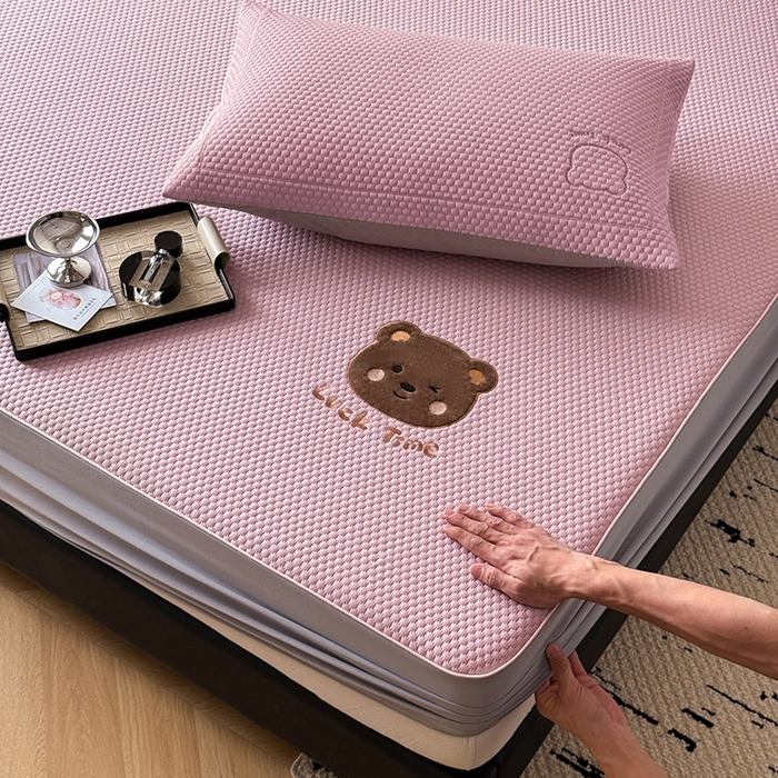 91家纺网 家纺一手货源 找家纺 全季家居 2025新款A类乙纶PE调皮熊贴布绣系列凉豆豆席凉席席子 床笠款-淡粉