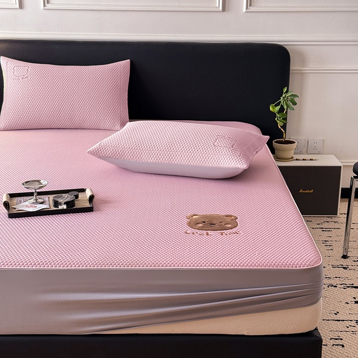 91家纺网 家纺一手货源 找家纺 全季家居 2025新款A类乙纶PE调皮熊贴布绣系列凉豆豆席凉席席子 床笠款-淡粉