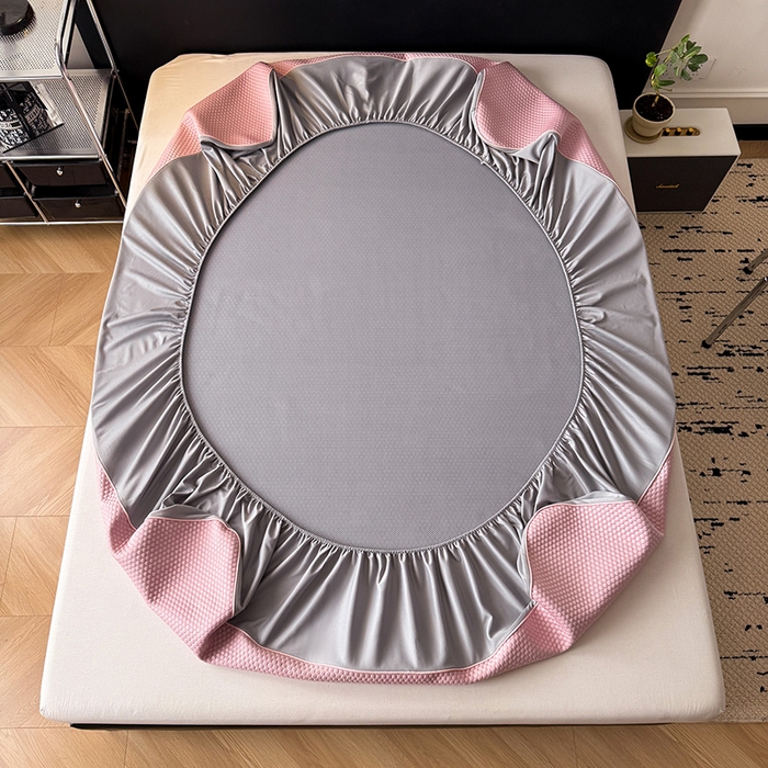 91家纺网 家纺一手货源 找家纺 全季家居 2025新款A类乙纶PE调皮熊贴布绣系列凉豆豆席凉席席子 床笠款-淡粉