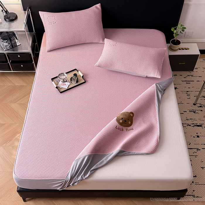 91家纺网 家纺一手货源 找家纺 全季家居 2025新款A类乙纶PE调皮熊贴布绣系列凉豆豆席凉席席子 床笠款-淡粉