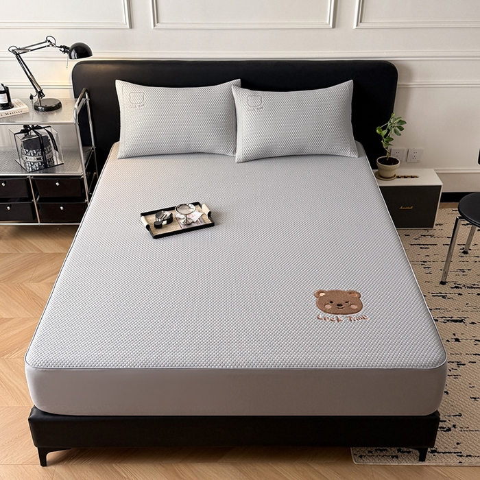 91家纺网 家纺一手货源 找家纺 全季家居 2025新款A类乙纶PE调皮熊贴布绣系列凉豆豆席凉席席子 床笠款-浅灰