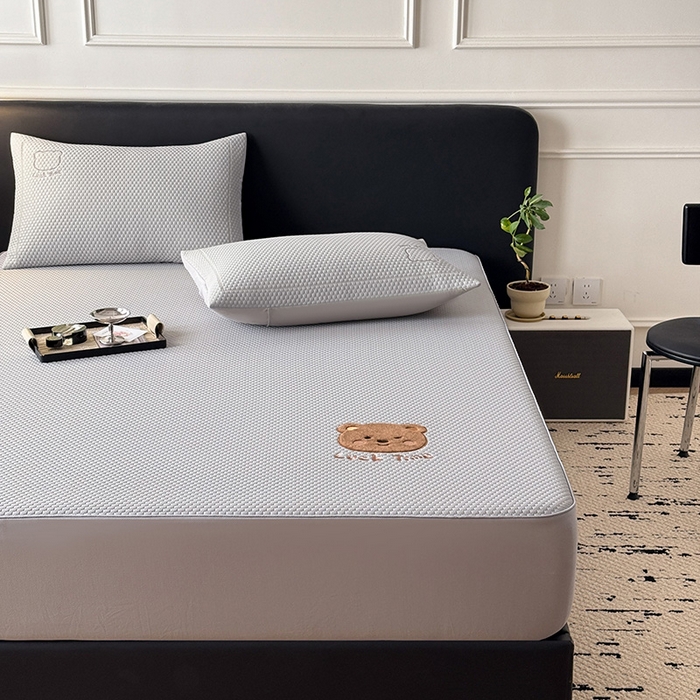 91家纺网 家纺一手货源 找家纺 全季家居 2025新款A类乙纶PE调皮熊贴布绣系列凉豆豆席凉席席子 床笠款-浅灰