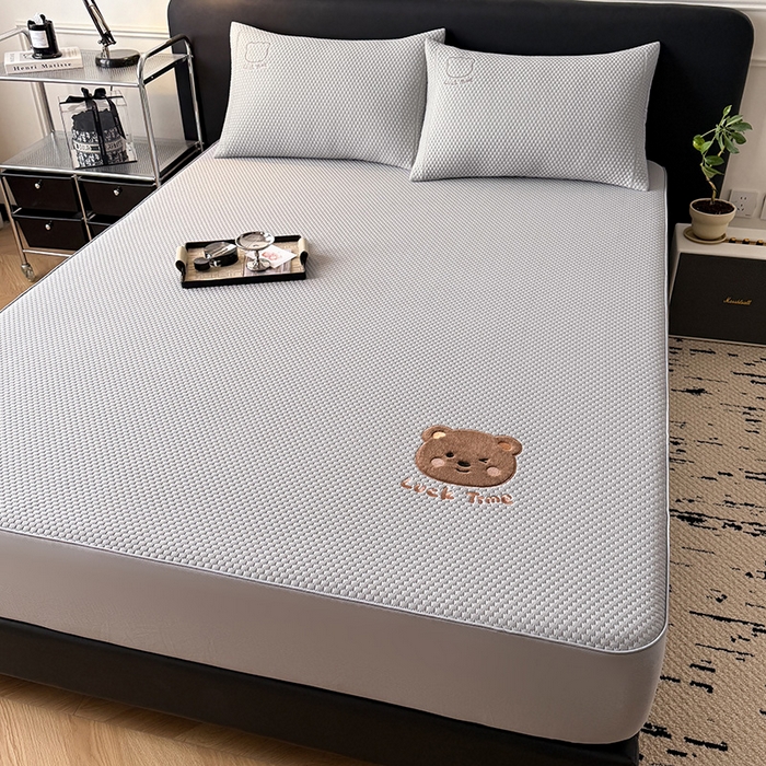 91家纺网 家纺一手货源 找家纺 全季家居 2025新款A类乙纶PE调皮熊贴布绣系列凉豆豆席凉席席子 床笠款-浅灰