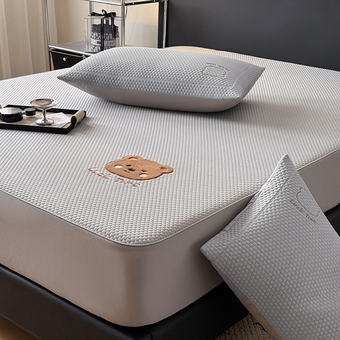 91家纺网 家纺一手货源 找家纺 全季家居 2025新款A类乙纶PE调皮熊贴布绣系列凉豆豆席凉席席子 床笠款-浅灰