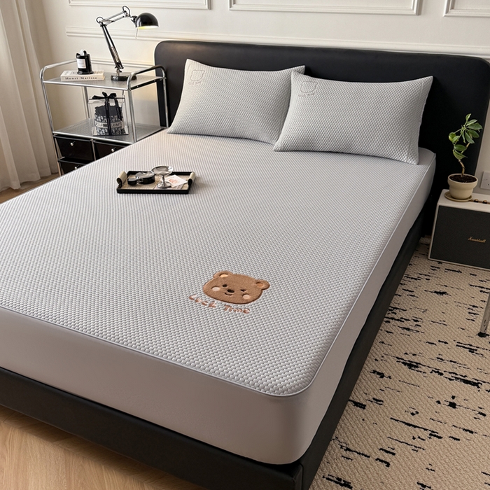 91家纺网 家纺一手货源 找家纺 全季家居 2025新款A类乙纶PE调皮熊贴布绣系列凉豆豆席凉席席子 床笠款-浅灰