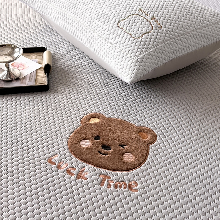 91家纺网 家纺一手货源 找家纺 全季家居 2025新款A类乙纶PE调皮熊贴布绣系列凉豆豆席凉席席子 床笠款-浅灰