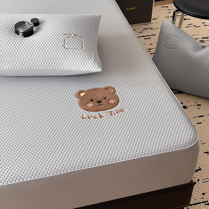 91家纺网 家纺一手货源 找家纺 全季家居 2025新款A类乙纶PE调皮熊贴布绣系列凉豆豆席凉席席子 床笠款-浅灰