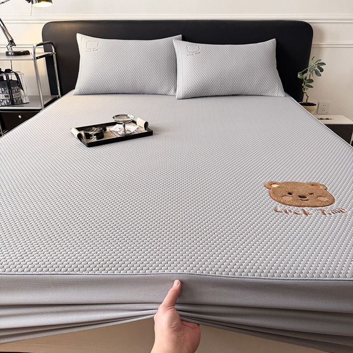 91家纺网 家纺一手货源 找家纺 全季家居 2025新款A类乙纶PE调皮熊贴布绣系列凉豆豆席凉席席子 床笠款-浅灰