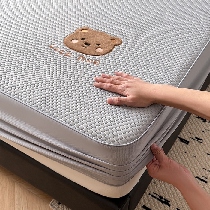 91家纺网 家纺一手货源 找家纺 全季家居 2025新款A类乙纶PE调皮熊贴布绣系列凉豆豆席凉席席子 床笠款-浅灰