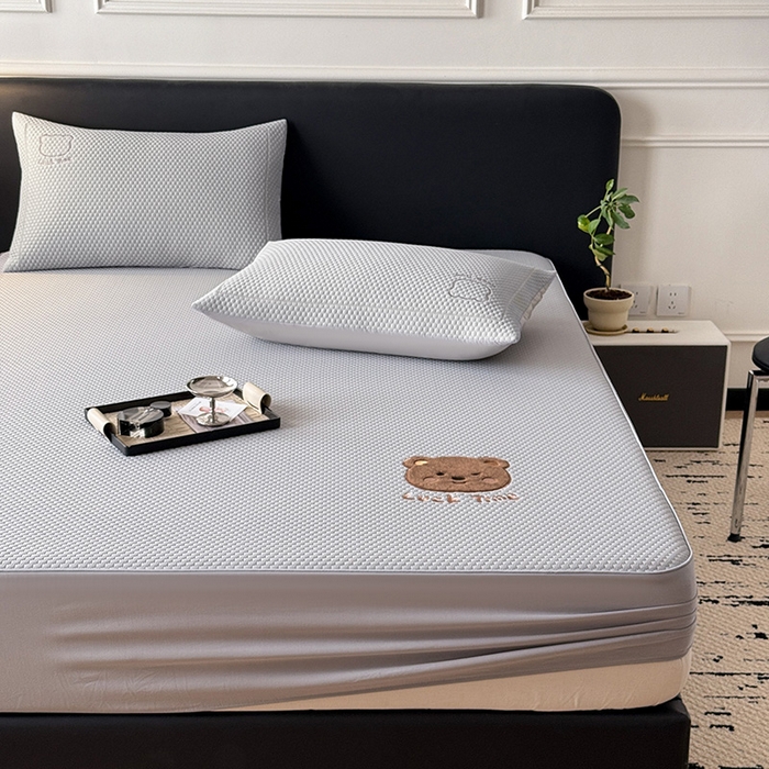 91家纺网 家纺一手货源 找家纺 全季家居 2025新款A类乙纶PE调皮熊贴布绣系列凉豆豆席凉席席子 床笠款-浅灰