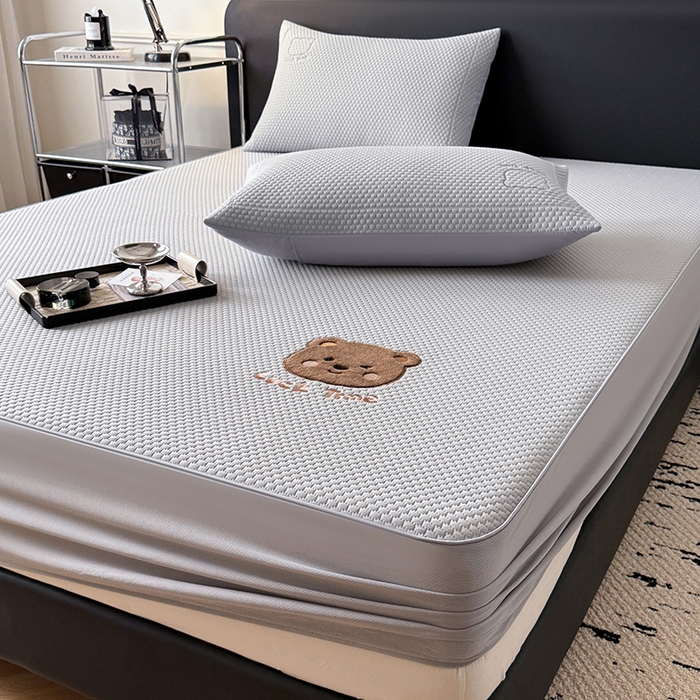 91家纺网 家纺一手货源 找家纺 全季家居 2025新款A类乙纶PE调皮熊贴布绣系列凉豆豆席凉席席子 床笠款-浅灰