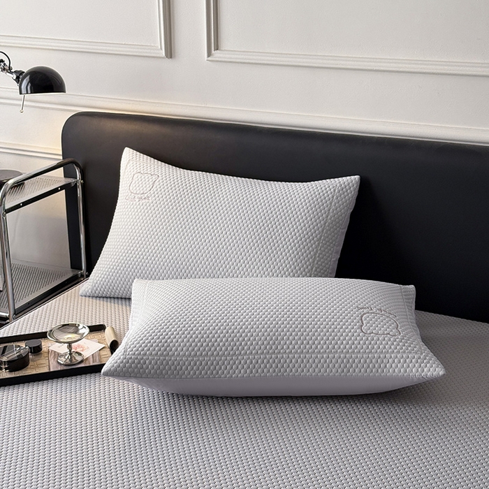 91家纺网 家纺一手货源 找家纺 全季家居 2025新款A类乙纶PE调皮熊贴布绣系列凉豆豆席凉席席子 床笠款-浅灰