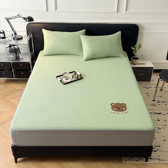 91家纺网 家纺一手货源 找家纺 全季家居 2025新款A类乙纶PE调皮熊贴布绣系列凉豆豆席凉席席子 床笠款-水绿