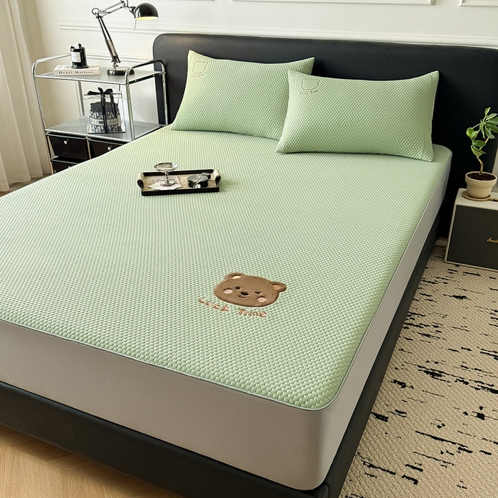 91家纺网 家纺一手货源 找家纺 全季家居 2025新款A类乙纶PE调皮熊贴布绣系列凉豆豆席凉席席子 床笠款-水绿