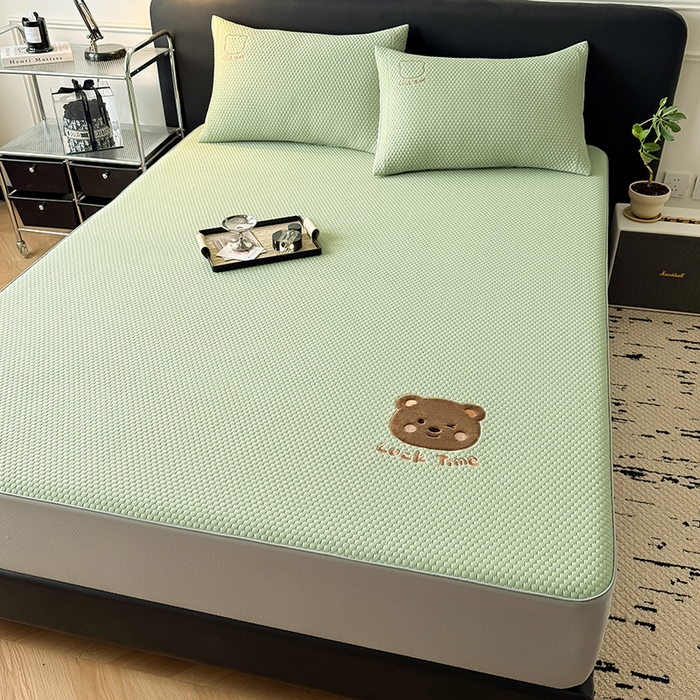 91家纺网 家纺一手货源 找家纺 全季家居 2025新款A类乙纶PE调皮熊贴布绣系列凉豆豆席凉席席子 床笠款-水绿