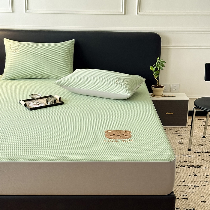 91家纺网 家纺一手货源 找家纺 全季家居 2025新款A类乙纶PE调皮熊贴布绣系列凉豆豆席凉席席子 床笠款-水绿