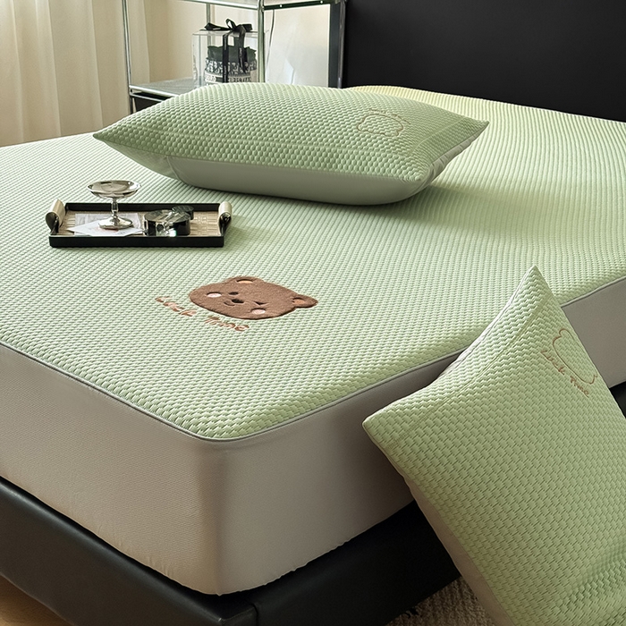 91家纺网 家纺一手货源 找家纺 全季家居 2025新款A类乙纶PE调皮熊贴布绣系列凉豆豆席凉席席子 床笠款-水绿