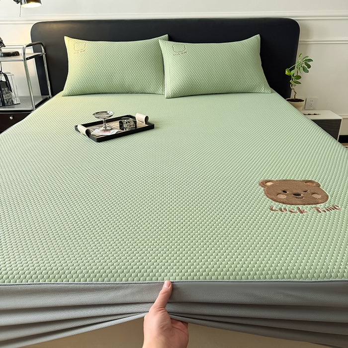 91家纺网 家纺一手货源 找家纺 全季家居 2025新款A类乙纶PE调皮熊贴布绣系列凉豆豆席凉席席子 床笠款-水绿