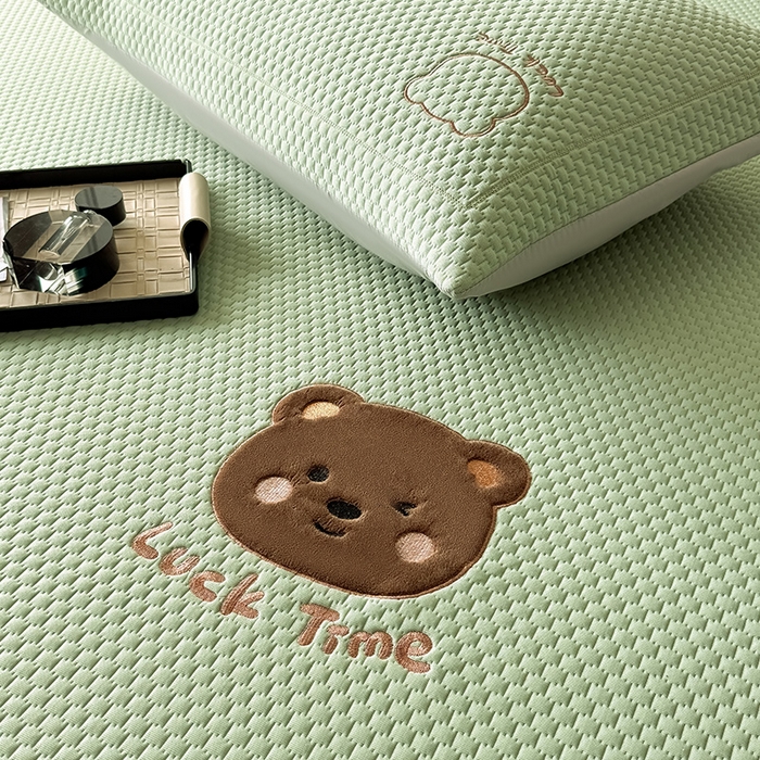 91家纺网 家纺一手货源 找家纺 全季家居 2025新款A类乙纶PE调皮熊贴布绣系列凉豆豆席凉席席子 床笠款-水绿