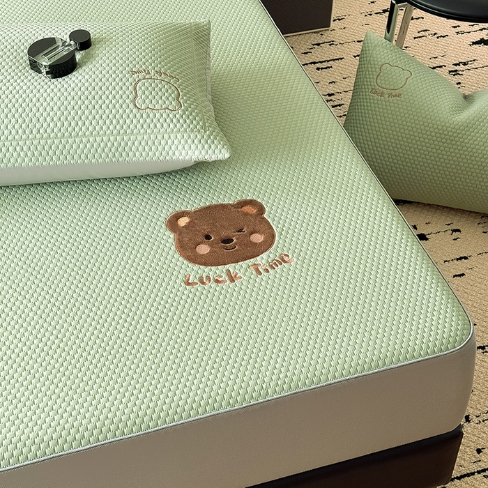 91家纺网 家纺一手货源 找家纺 全季家居 2025新款A类乙纶PE调皮熊贴布绣系列凉豆豆席凉席席子 床笠款-水绿