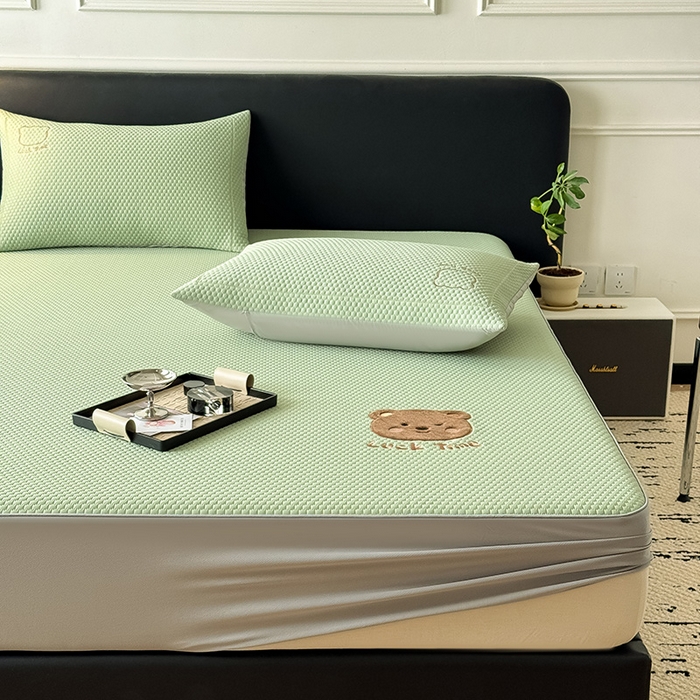 91家纺网 家纺一手货源 找家纺 全季家居 2025新款A类乙纶PE调皮熊贴布绣系列凉豆豆席凉席席子 床笠款-水绿