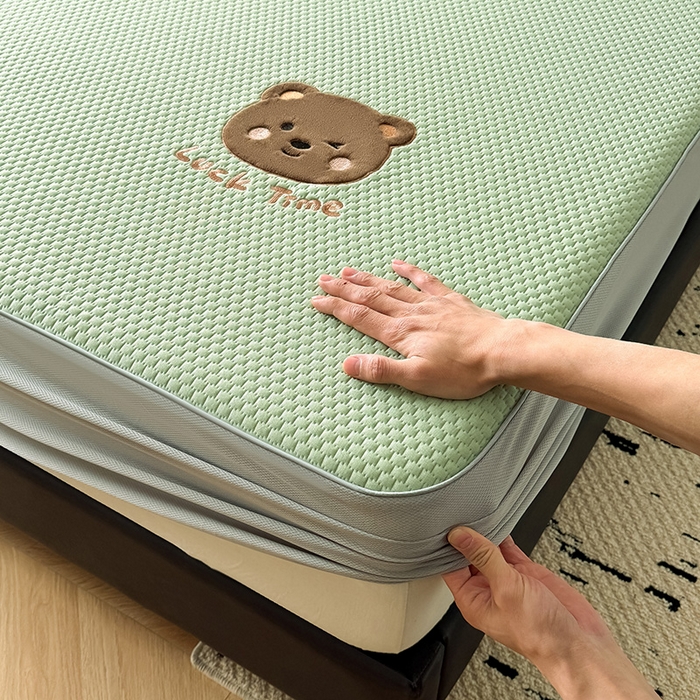 91家纺网 家纺一手货源 找家纺 全季家居 2025新款A类乙纶PE调皮熊贴布绣系列凉豆豆席凉席席子 床笠款-水绿